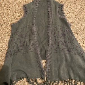 Boutique vest, one size fits all. Fits longer in front with fringe.